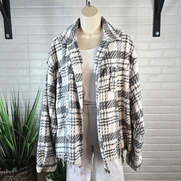 POL Plaid Oversized Frayed Shacket in Gray and Ivory Size Large - Picture 2 of 9
